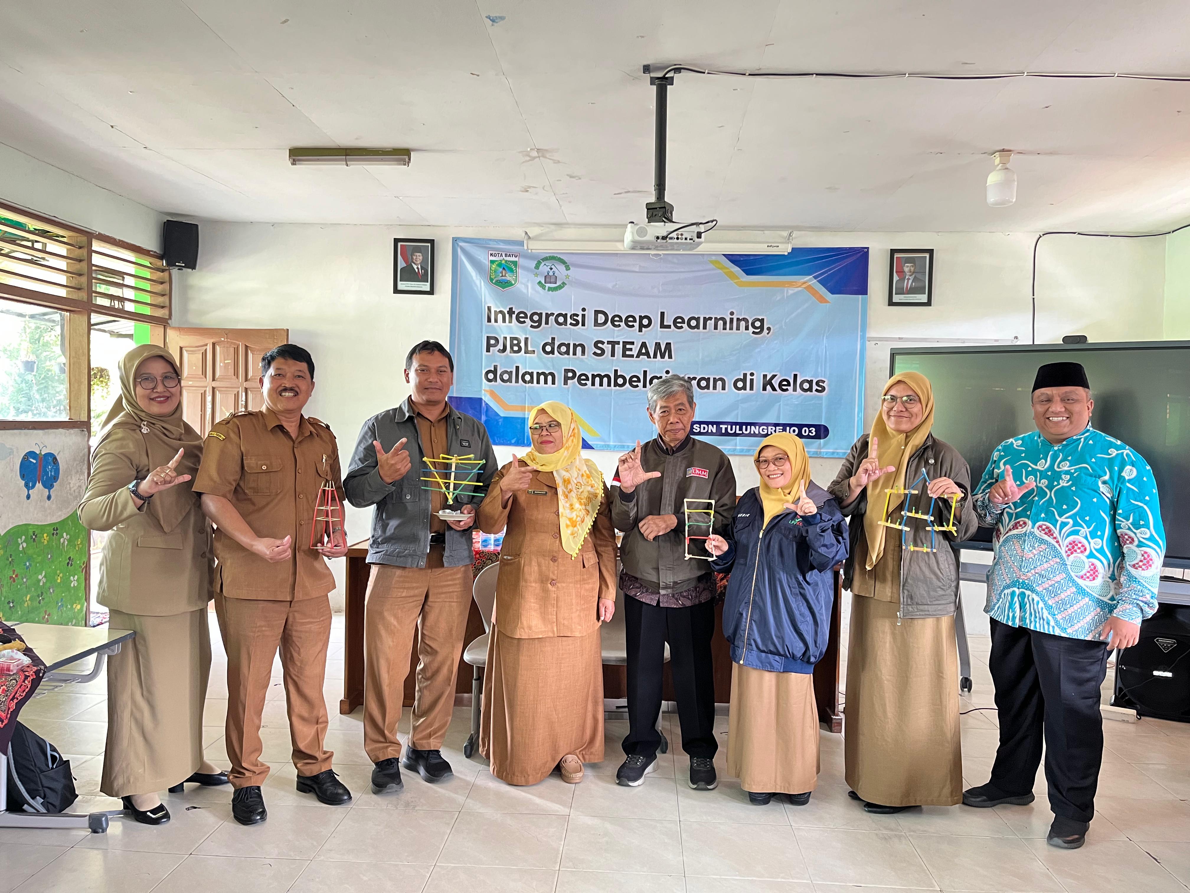 Narasumber Berfoto Bersama Kepala Sekolah Gugus I yang hadir sebagai undangan