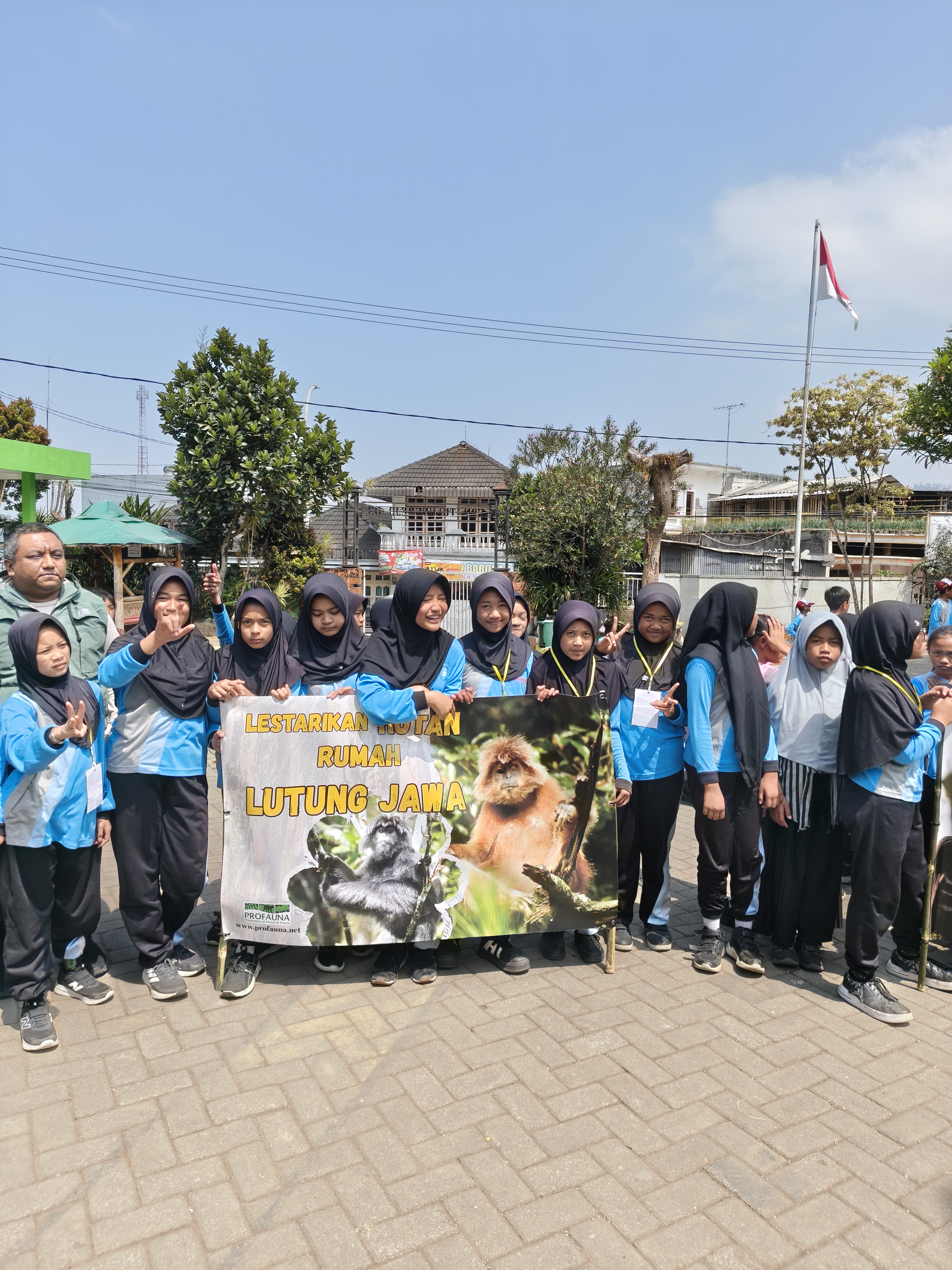 Semangat murid-murid SDN Tulungrejo 03 saat menyambut edukasi konservasi dari PROFAUNA Indonesia. Sebagai sekolah yang berbatasan langsung dengan Tahura R. Soerjo, kami percaya bahwa menanamkan rasa cinta alam sejak dini adalah investasi karakter terbaik bagi generasi masa depan.