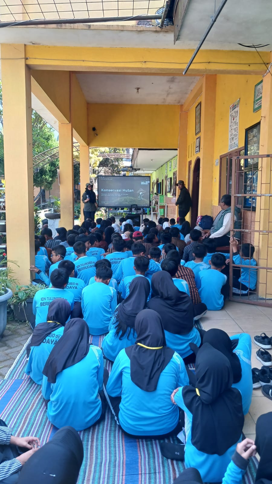 Antusias anak-anak menyaksikan Edukasi Satwa. Suasana kelas mendadak meriah saat anak-anak berebut menceritakan pengalaman mereka melihat Lutung Jawa di kawasan Cangar. Lewat pendekatan yang interaktif, 120 siswa belajar memahami pentingnya menjaga habitat satwa liar dan kelestarian sumber air di sekitar mereka.